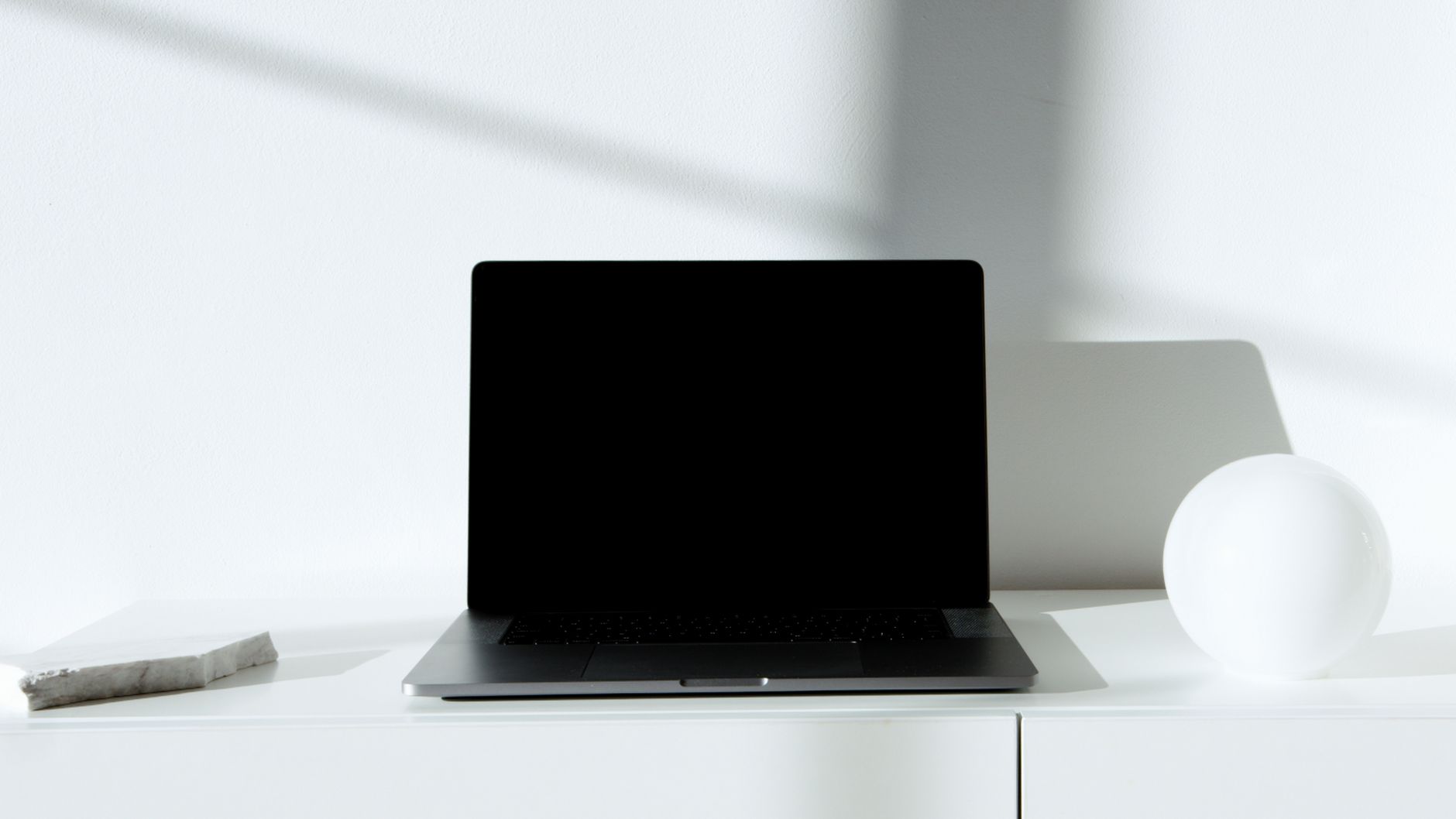 Minimalistisk arbejdsplads